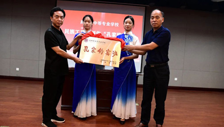 禹州中專“孔家(jiā)鈞窯班”簽約儀式暨開(kāi)班第一(yī)課隆重舉行(xíng)！